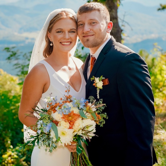 Meet your Posher, Caitlin - Picture 2 of 4